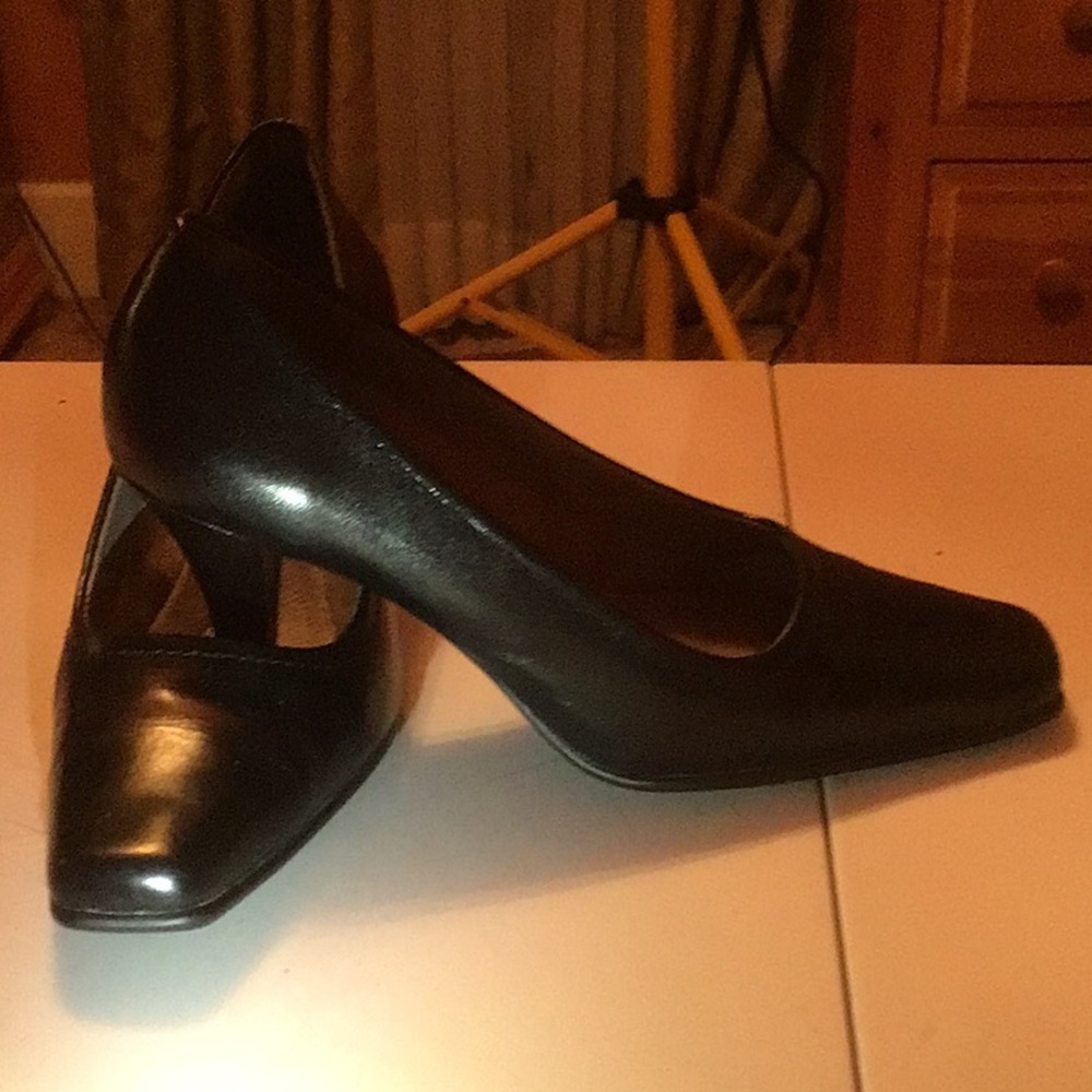 Black Pumps